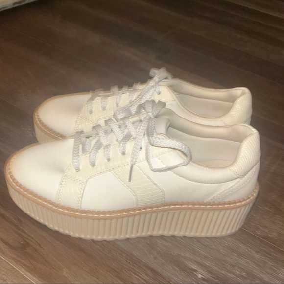 DV by Dolce Vita Bubbles Platform Sneakers in white 6.5 - Picture 3 of 6